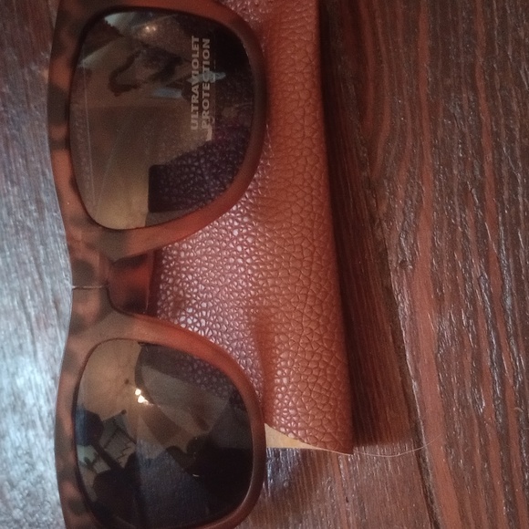 NWT Ultra Violet Protection Wayfarer Style Tortoise Shell Foldable Sunglasses. - Picture 6 of 11